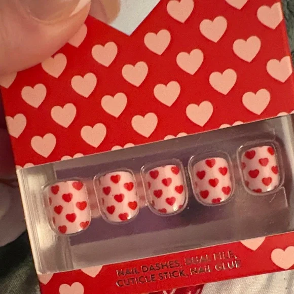 Red Aspen Besties Nail Dashes with Heart Design- Petite - Picture 3 of 3